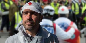 Gilets Jaunes : Castaner devient "Street Medic"