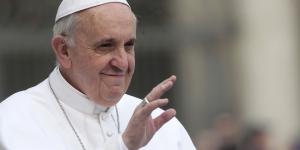 La véritable eau bénite est le whisky pour le pape François, une blague censurée par le Vatican