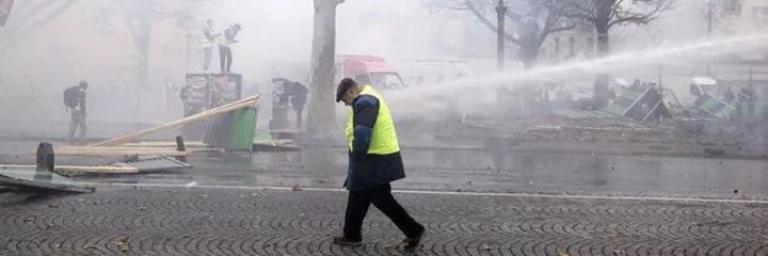 Un retraité obligé de quitter la manif des gilets jaunes