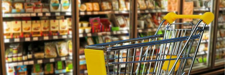 Il se dispute dans la file d'attente d'un supermarché et revient avec une bande armée