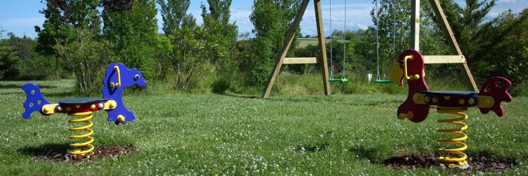 Un pédophile libéré de prison regarde avec nostalgie une aire de jeux