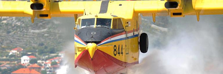 Les canadairs affrétés par le professeur Raoult épandent de la Chloroquine